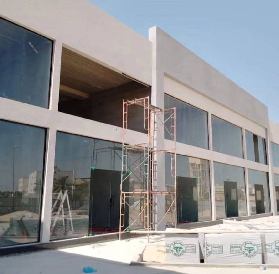 فريق فني ينفذ أعمال تركيب زجاج وألومنيوم دقيقة